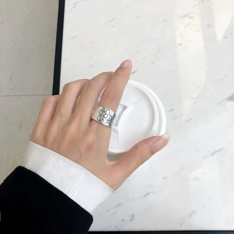 New Korean women's retro plum ring adjustable punk fashion small daisy flower ring couple ring