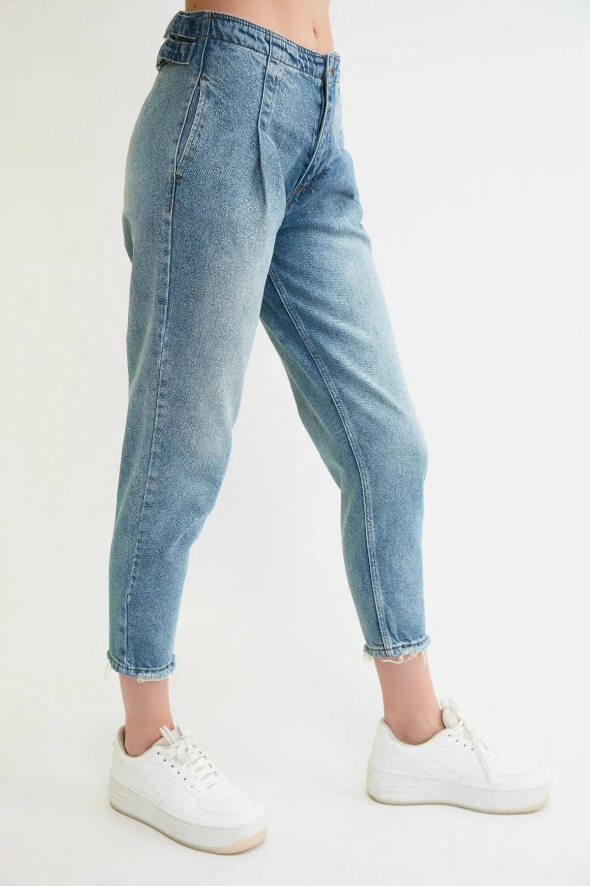 Trendyol Waist Detail High Bel Mom Jeans TWOSS21JE0261
Trendyol Waist Detail High Bel Mom Jeans TWOSS21JE0261
