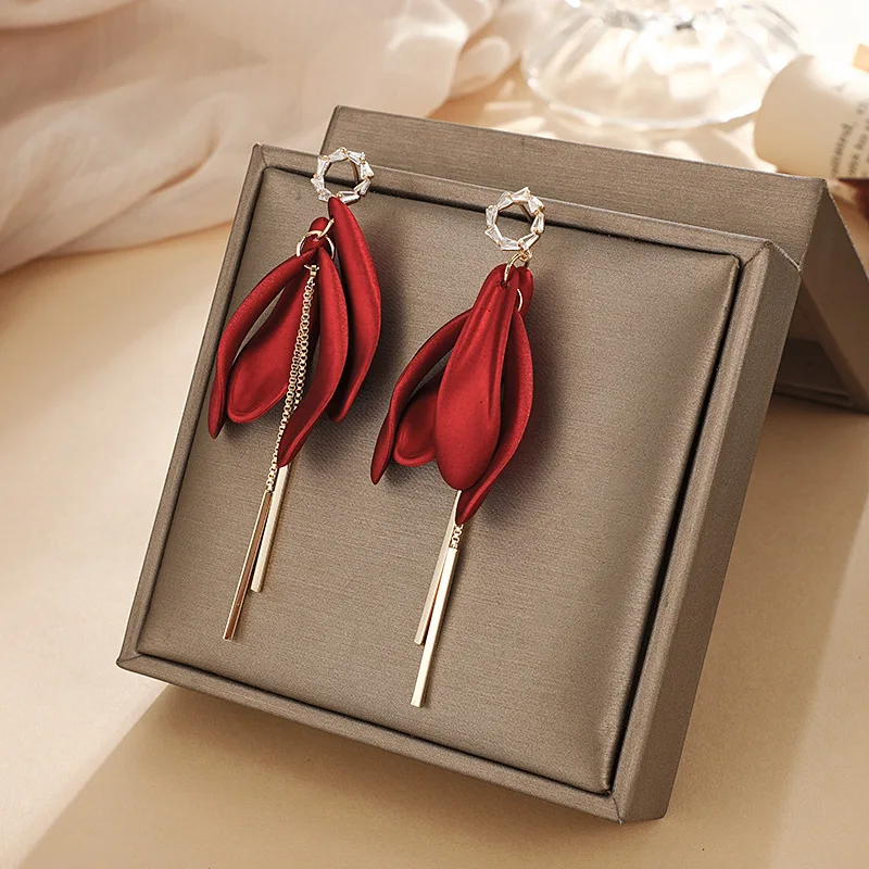 New Autumn and Winter Zircon Earrings Exaggerated Red Festive Leaf Tassel Earrings Female Jewelry Wholesale
New Autumn and Winter Zircon Earrings Exaggerated Red Festive Leaf Tassel Earrings Female Jewelry Wholesale