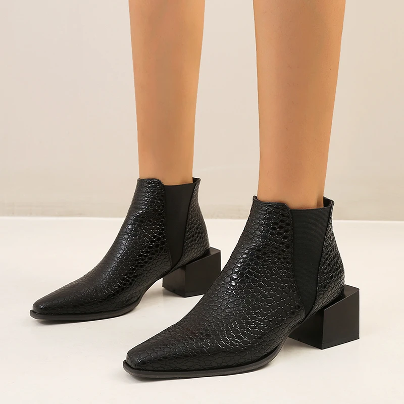 Women ankle boots plus size 22-28cm length autumn and winter serpentine stone pattern European and American Chelsea boots
Women ankle boots plus size 22-28cm length autumn and winter serpentine stone pattern European and American Chelsea boots