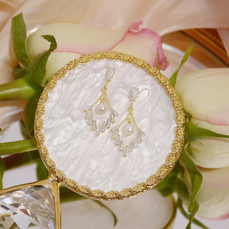 14k Real Gold Luxury Crystal Zircon Tassel Earring for Women Feminia Temperament Pearl Stud Eearring Elegant Engagement Jewelry
14k Real Gold Luxury Crystal Zircon Tassel Earring for Women Feminia Temperament Pearl Stud Eearring Elegant Engagement Jewelry