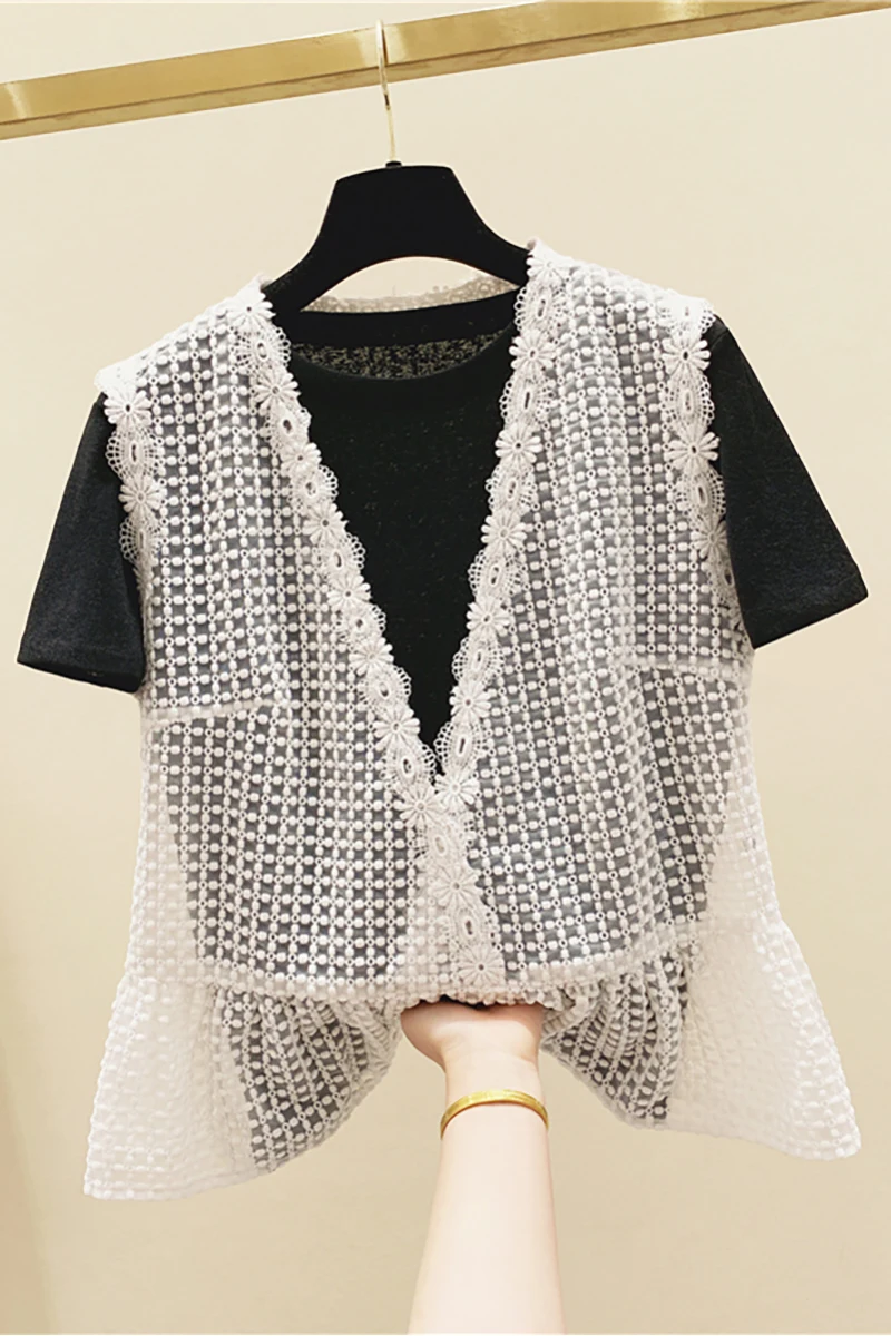 2020 Summer New Korean V-neck Outer Wear Lace Shirt + Short Sleeve Loose Black T-shirt Ladies Tops Blusas Two-Piece
2020 Summer New Korean V-neck Outer Wear Lace Shirt + Short Sleeve Loose Black T-shirt Ladies Tops Blusas Two-Piece