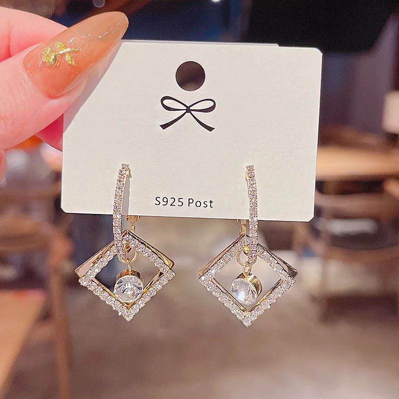 Geometric Earrings Rhombus Shiny Zircon Dangle Earrings for Women Delicate Hollow Out Drop Earrings Elegant Luxurious Jewelry 
Geometric Earrings Rhombus Shiny Zircon Dangle Earrings for Women Delicate Hollow Out Drop Earrings Elegant Luxurious Jewelry