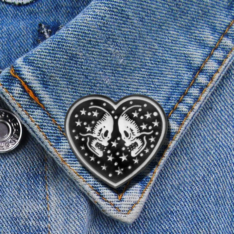 European American Cartoon Evil Frog Pin Black Heart Human Rib Bow Skull Brooch Lady Badge
European American Cartoon Evil Frog Pin Black Heart Human Rib Bow Skull Brooch Lady Badge