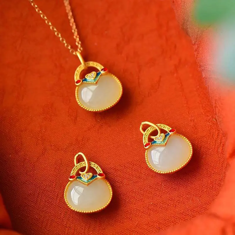 Original S925 Sterling Silver Enamel Natural Hetian Jade Small Bag Lucky Purse Pendant Small Necklace Ornament
Original S925 Sterling Silver Enamel Natural Hetian Jade Small Bag Lucky Purse Pendant Small Necklace Ornament