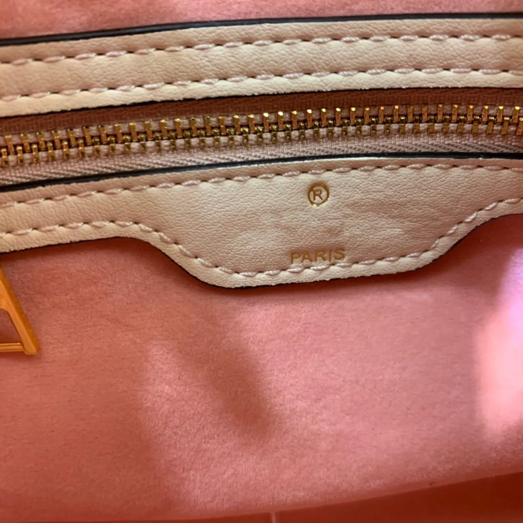 2021 new leather classic pattern white ladies elastic dinner bag unique, simple and versatile luxury international brand
2021 new leather classic pattern white ladies elastic dinner bag unique, simple and versatile luxury international brand