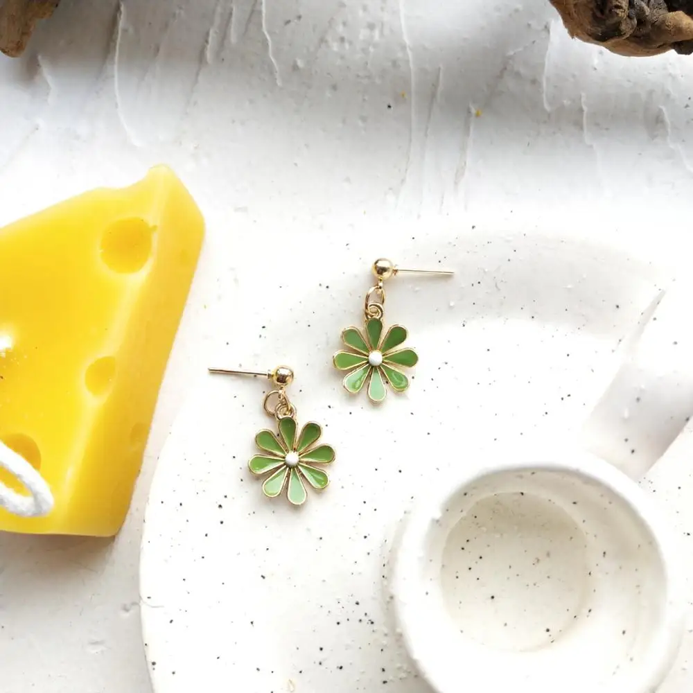 SNCSDK 2020 Summer Girl Cute Little Fresh Daisy Green Milky White Long Temperament Simple Women's Stud Earrings Fashion Jewelry
SNCSDK 2020 Summer Girl Cute Little Fresh Daisy Green Milky White Long Temperament Simple Women's Stud Earrings Fashion Jewelry