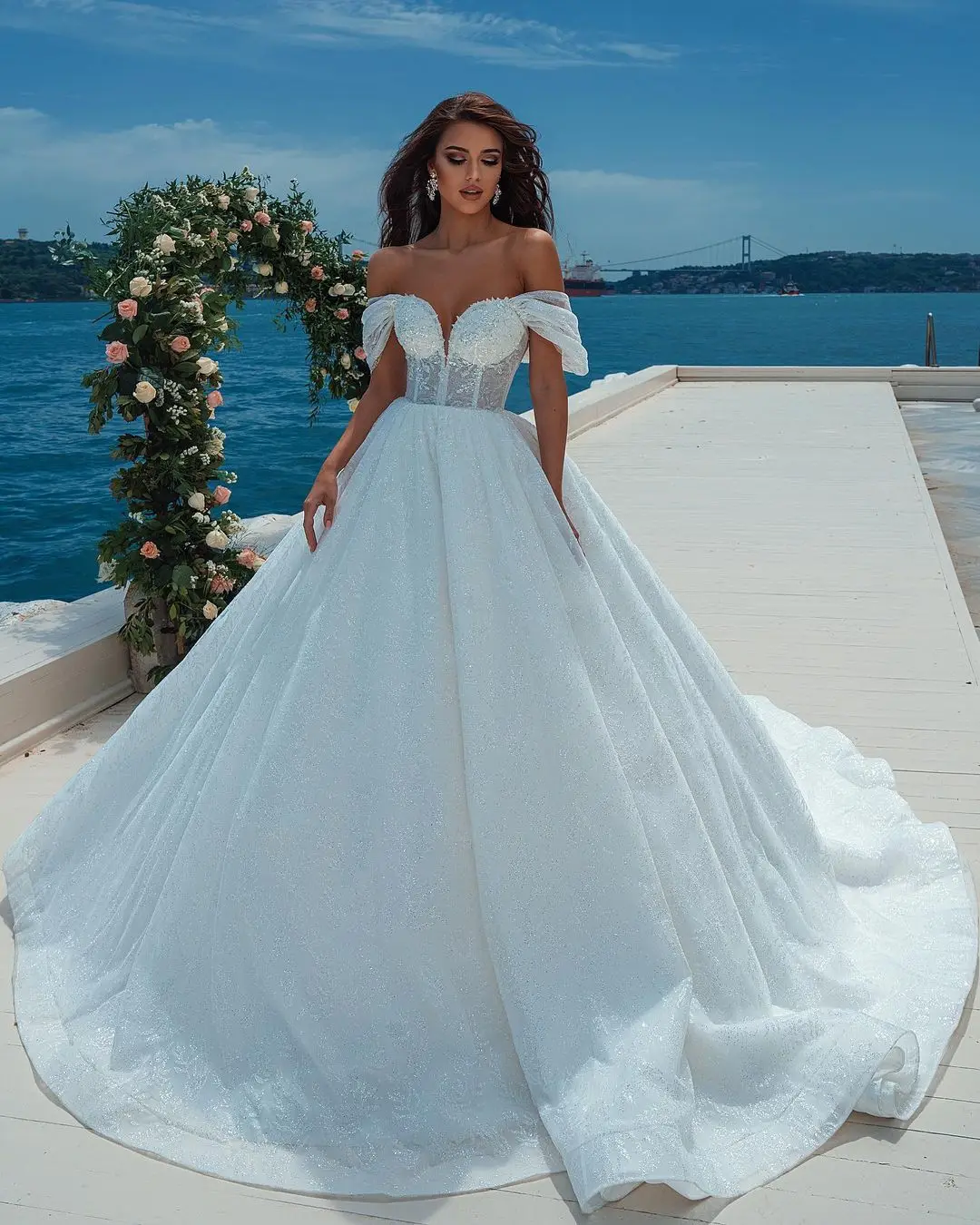 Off The Shoulder Sequins Ball Gown Wedding Dresses Appliques Tulle Bridal Gown Sexy Deep V Neck Vestidos De Novias Plus Size
Off The Shoulder Sequins Ball Gown Wedding Dresses Appliques Tulle Bridal Gown Sexy Deep V Neck Vestidos De Novias Plus Size