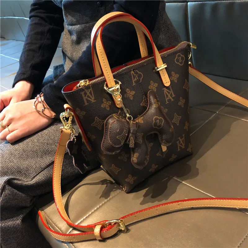 Real Leather Bucket Bag for Women 2021 Fashion Classic Printed Pattern Shoulder Messenger Bags Ladies Shopping Tote Bag bolsa gg
Real Leather Bucket Bag for Women 2021 Fashion Classic Printed Pattern Shoulder Messenger Bags Ladies Shopping Tote Bag bolsa gg