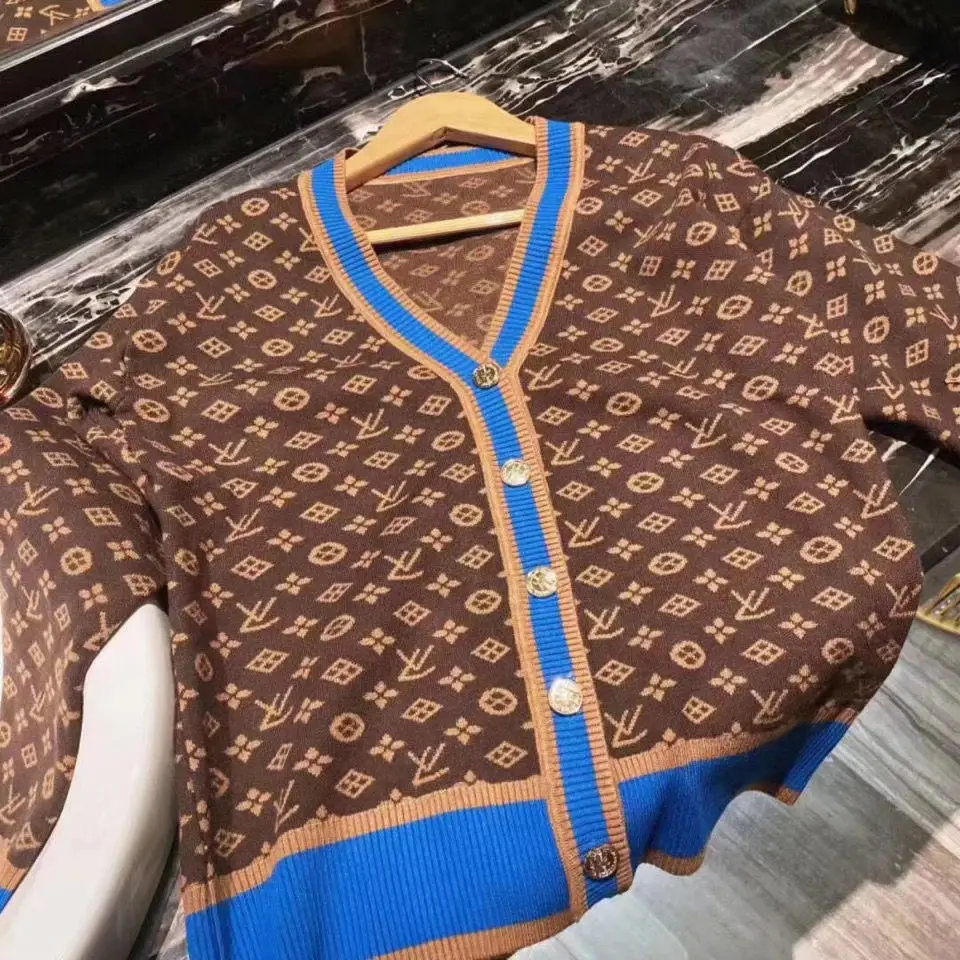 High version new Korean fashion letter jacquard knitting cardigan loose V-neck women's coat Korean leisure
High version new Korean fashion letter jacquard knitting cardigan loose V-neck women's coat Korean leisure