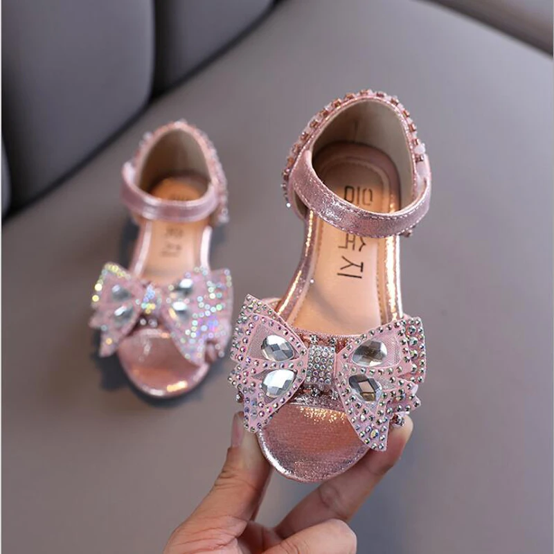 New Summer Fashion Girls Sandals Bow Rhinestone Shinning Kids Princess Dance Shoes Children Sandals Anti-Slip Girls Party Shoes
New Summer Fashion Girls Sandals Bow Rhinestone Shinning Kids Princess Dance Shoes Children Sandals Anti-Slip Girls Party Shoes