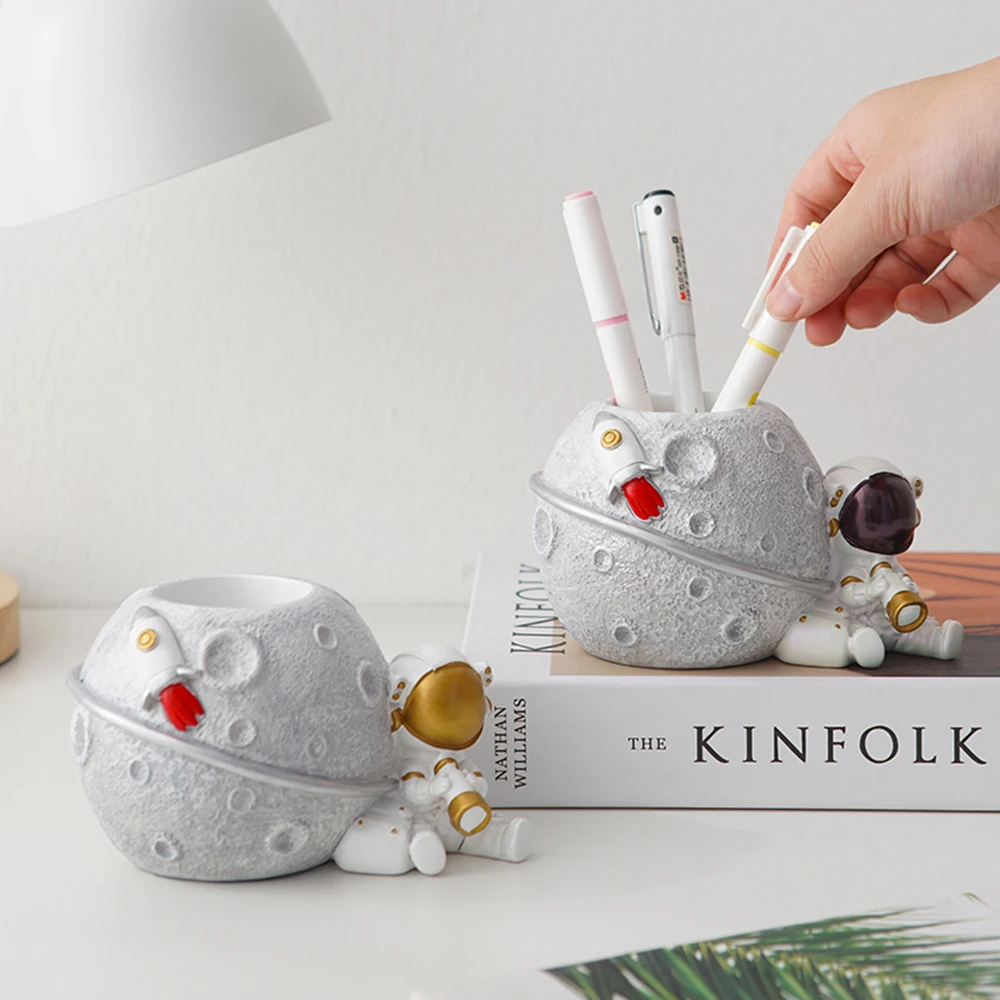 Astronaut Figurines Pen Holder Cartoon Resin Statue Nordic Home Decoration Desktop Storage Stationery Children Birthday Gifts
Astronaut Figurines Pen Holder Cartoon Resin Statue Nordic Home Decoration Desktop Storage Stationery Children Birthday Gifts