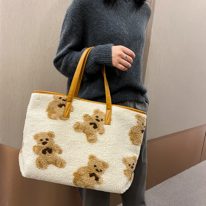 2022 Winter Women Lamb Wool Handbags Cartoon Bear Design Women Big Shoulder Bags Top Handle Handbags Female Tote Bags
2022 Winter Women Lamb Wool Handbags Cartoon Bear Design Women Big Shoulder Bags Top Handle Handbags Female Tote Bags