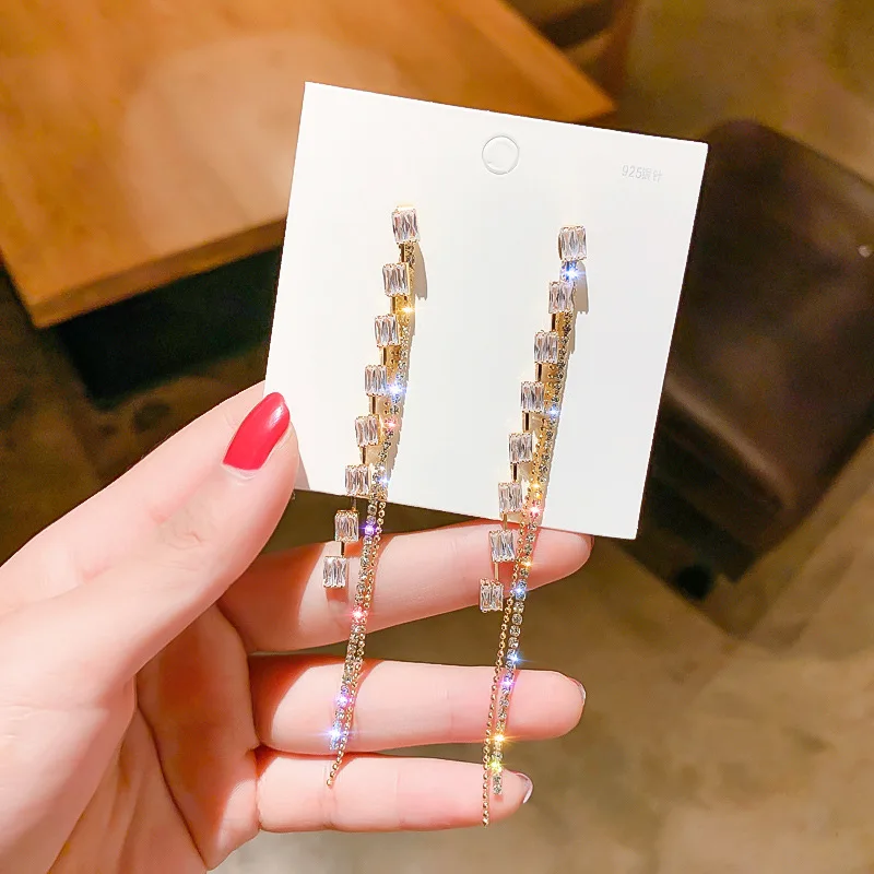 Zircon fringe aretes largos de mujer hoop dangle earrings super fairy long women's fashion jewelry 2020 pendientes colgantes
Zircon fringe aretes largos de mujer hoop dangle earrings super fairy long women's fashion jewelry 2020 pendientes colgantes