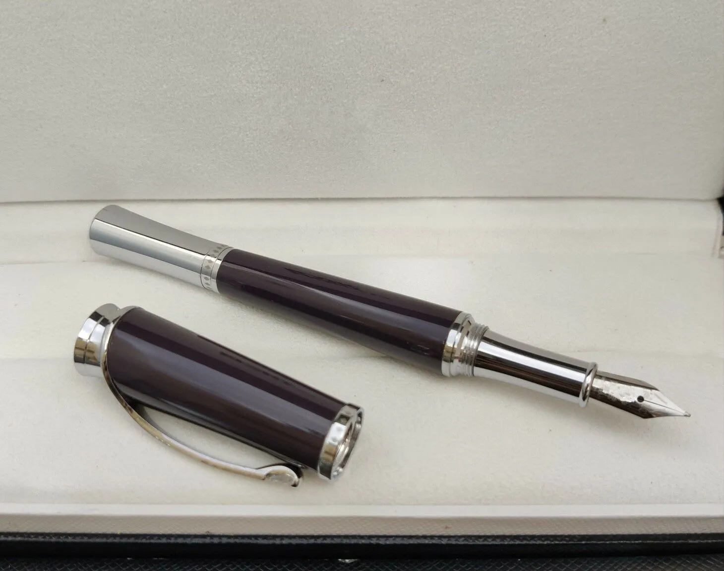 High quality designer brand metal material stainless steel nib fountain pen business office resin material signature pen
High quality designer brand metal material stainless steel nib fountain pen business office resin material signature pen