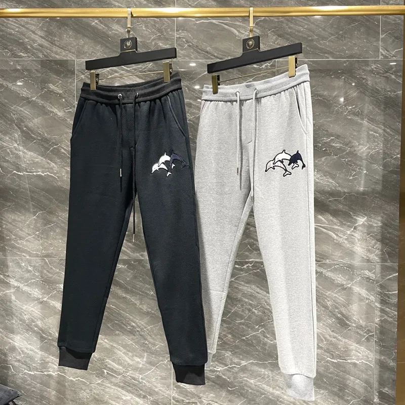 2021 Fashion Brand Sweatpants Men Dolphin Embroidery Cotton Casual Sports Trousers Thick Winter Mens Jogger Track Pants
2021 Fashion Brand Sweatpants Men Dolphin Embroidery Cotton Casual Sports Trousers Thick Winter Mens Jogger Track Pants