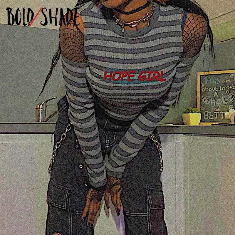 Футболка в готическом стиле с надписью, круглым вырезом и вырезами
Футболка в готическом стиле с надписью, круглым вырезом и вырезами