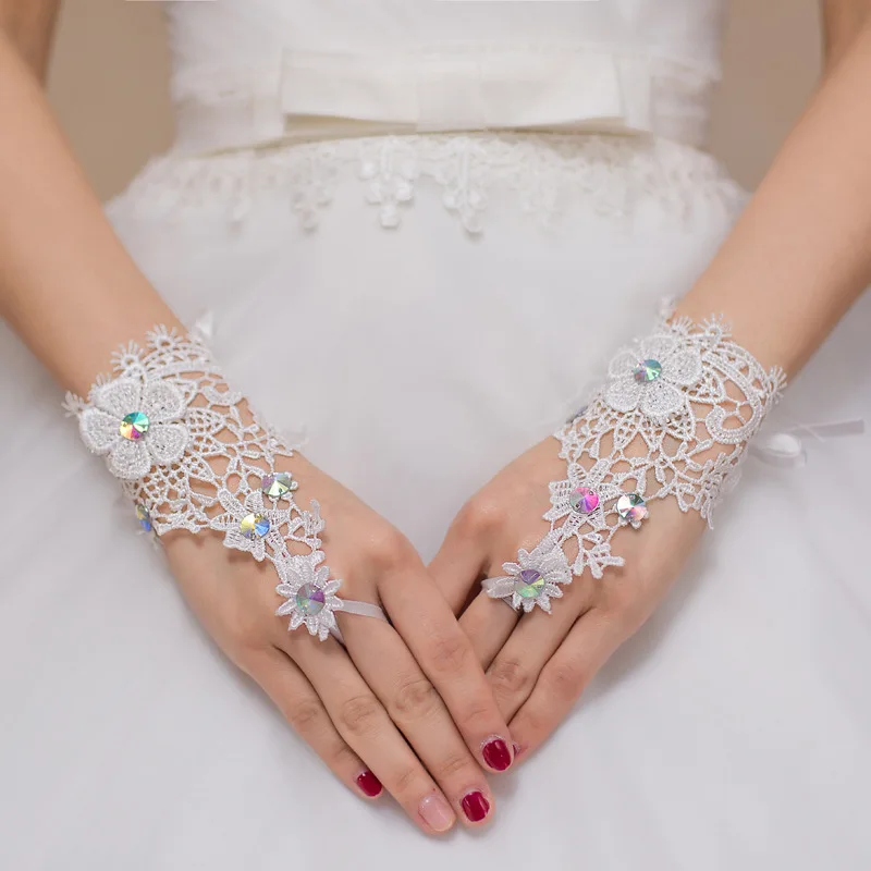 Bride gloves Lace Appliques Beaded Cheap lace gloves Sexy Wedding accessories Cheap Wedding gloves for bride
Bride gloves Lace Appliques Beaded Cheap lace gloves Sexy Wedding accessories Cheap Wedding gloves for bride