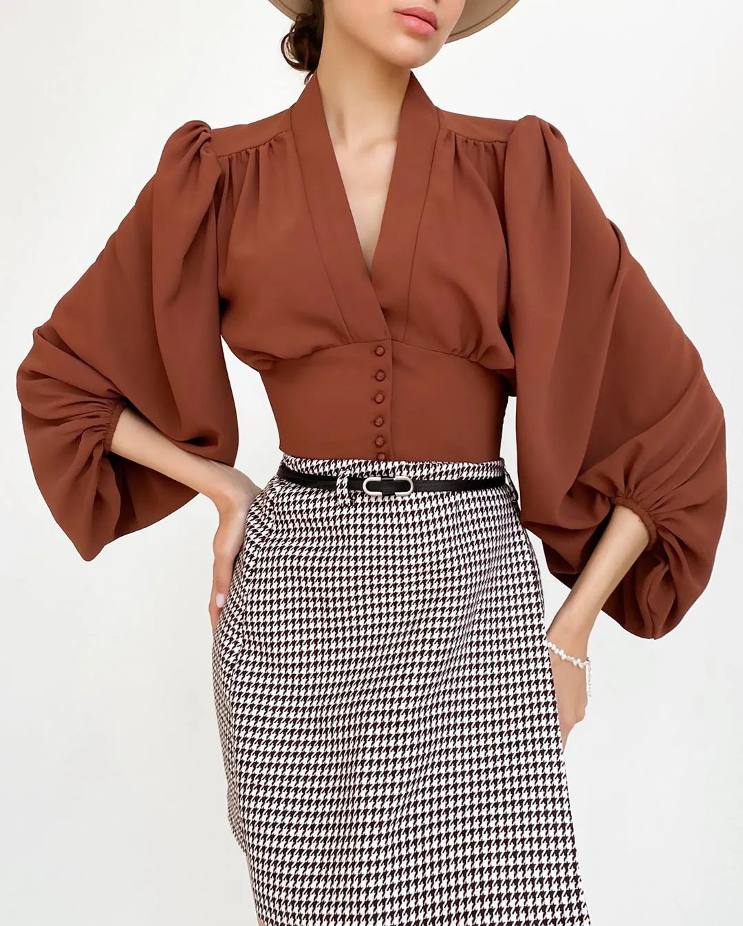 2021 Spring Women Blouse Satin French Style Deep V Neck Lantern Sleeve Aesthetic Elegant Pullover OL Shirt Crop Tops 
2021 Spring Women Blouse Satin French Style Deep V Neck Lantern Sleeve Aesthetic Elegant Pullover OL Shirt Crop Tops