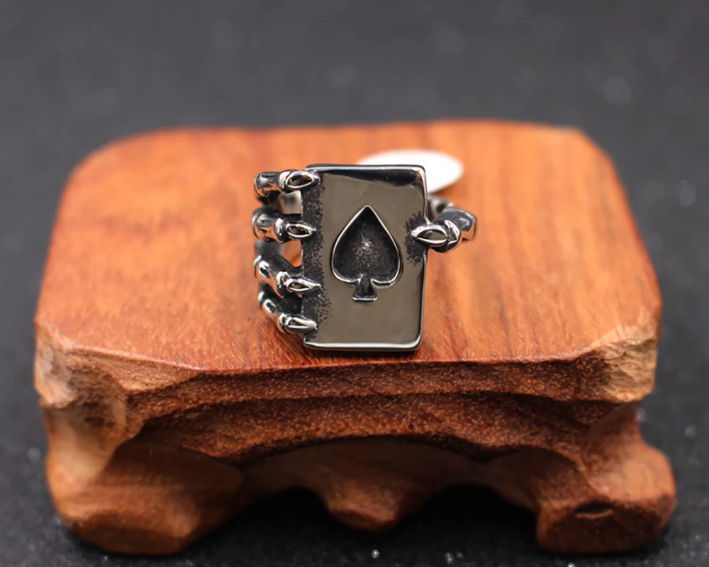 Кольцо из нержавеющей стали для мужчин и женщин, винтажная эстетика в готическом стиле
Кольцо из нержавеющей стали для мужчин и женщин, винтажная эстетика в готическом стиле