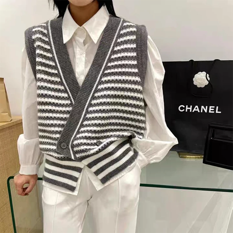 Spring Autumn Women Sweaters Striped Sleeveless Vest Vintage Wild Waistcoat Knitted Casual Short Ladies Irregular Sweater Tops
Spring Autumn Women Sweaters Striped Sleeveless Vest Vintage Wild Waistcoat Knitted Casual Short Ladies Irregular Sweater Tops
