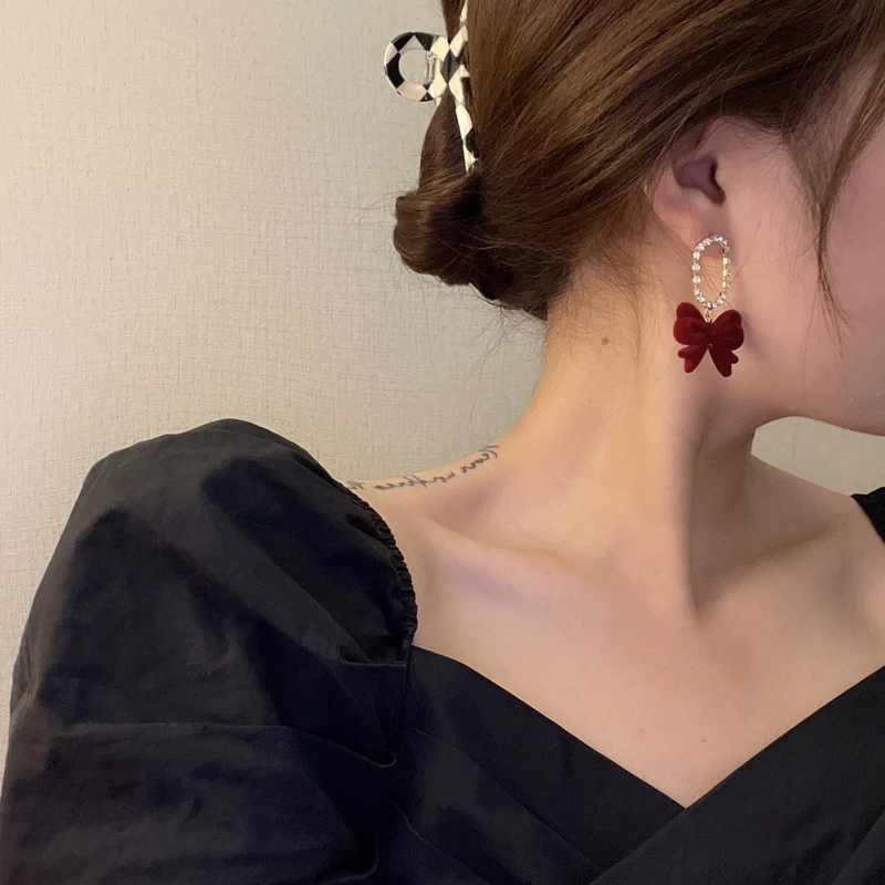 S925 Silver Needle Autumn Winter Bow Earrings Temperament Flocking Earrings Simple Oval Diamond Inlaid Plush Earrings Jewelry
S925 Silver Needle Autumn Winter Bow Earrings Temperament Flocking Earrings Simple Oval Diamond Inlaid Plush Earrings Jewelry