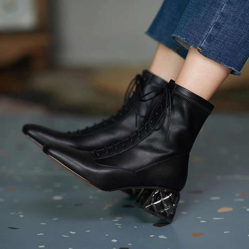 2020 Autumn/winter leather versatile women's boots fashion thick heel Martin boots square toe high heel middle boot X522
2020 Autumn/winter leather versatile women's boots fashion thick heel Martin boots square toe high heel middle boot X522