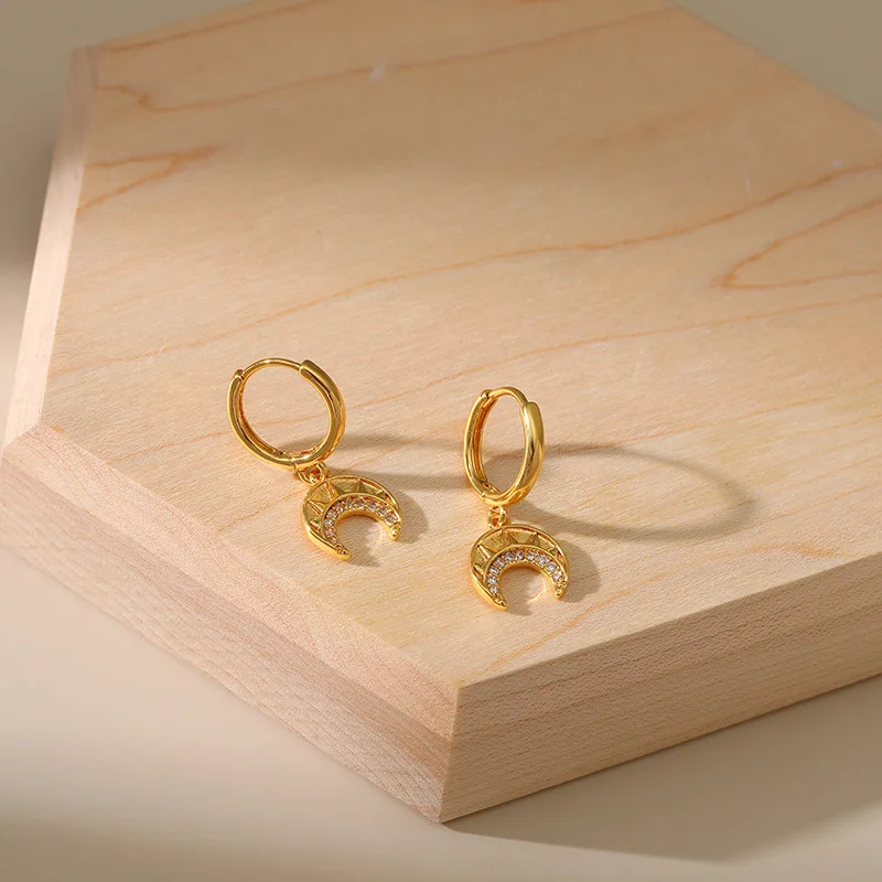 Temperament Gold Color Ear Buckle Crescent Moon Dangle Earrings For Women Fashion Zircon Earrings Wedding Banquet Jewelry Gifts
Temperament Gold Color Ear Buckle Crescent Moon Dangle Earrings For Women Fashion Zircon Earrings Wedding Banquet Jewelry Gifts