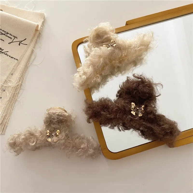 Korean Style Plush Hair Claw Vintage Imitation Hair Autumn Winter Geometric Bowknot Decoration All-Match Solid Color Accessories
Korean Style Plush Hair Claw Vintage Imitation Hair Autumn Winter Geometric Bowknot Decoration All-Match Solid Color Accessories