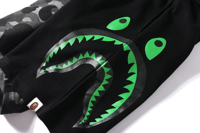 BAPE summer Japanese color matching casual beach shorts high-quality men and women with five-point pants pants
BAPE summer Japanese color matching casual beach shorts high-quality men and women with five-point pants pants
