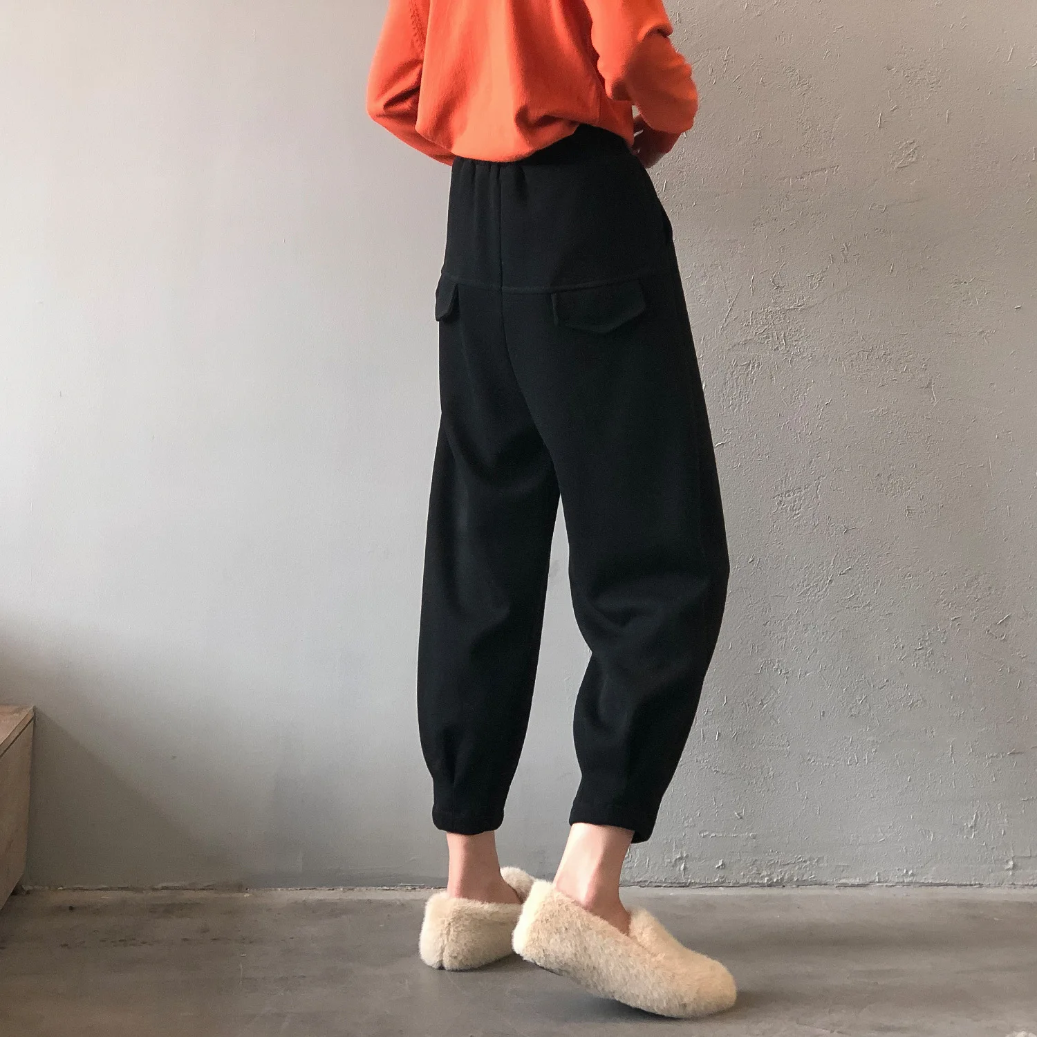 2020 Winter Pants Women Elastic High Waist Solid Loose Straight Pants Women Trousers Vintage Casual Harem Pants Outwear Pantalon
2020 Winter Pants Women Elastic High Waist Solid Loose Straight Pants Women Trousers Vintage Casual Harem Pants Outwear Pantalon