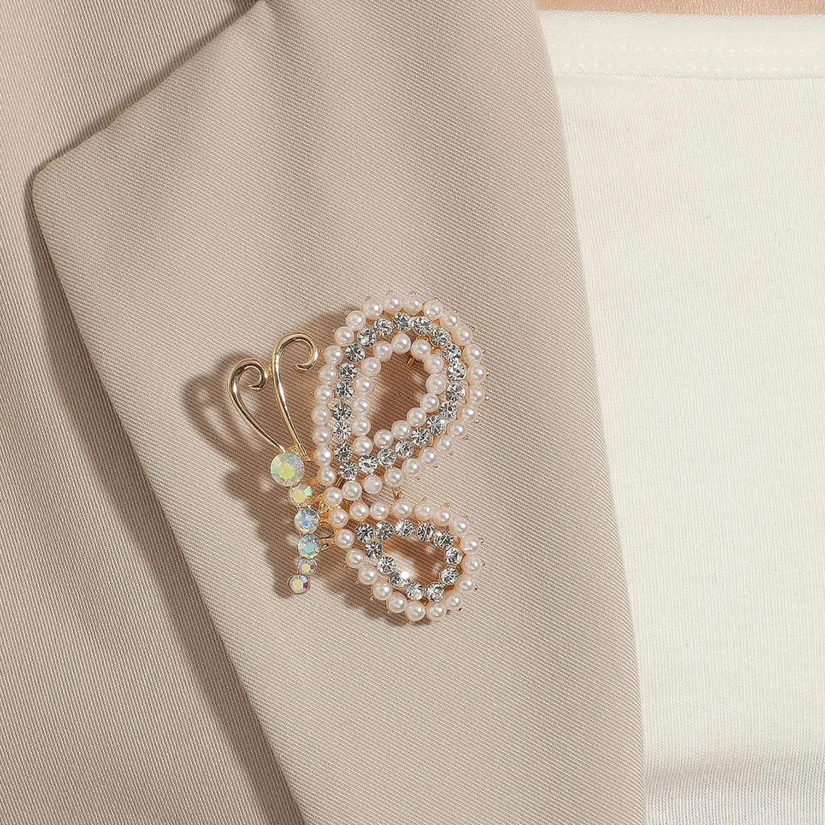 Crystal Butterfly Pearl Brooch female cute crystal butterfly costume corsage clothing pin accessories
Crystal Butterfly Pearl Brooch female cute crystal butterfly costume corsage clothing pin accessories