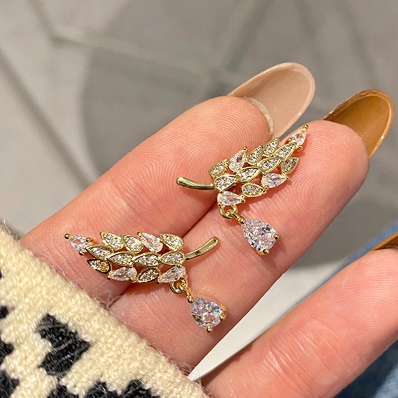 New Popular Design 14K Gold Plated Crystal Branch Leaves Earrings for Women Girl Jewelry S925 Silver Needle AAA Zircon Stud Gift
New Popular Design 14K Gold Plated Crystal Branch Leaves Earrings for Women Girl Jewelry S925 Silver Needle AAA Zircon Stud Gift