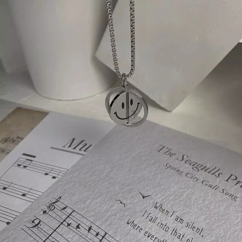 Fashion Simple Men And Women Rotating Smiley Face Necklace Hhip-Hop Street Couple Double-Sided Expression Pendant Necklace Men
Fashion Simple Men And Women Rotating Smiley Face Necklace Hhip-Hop Street Couple Double-Sided Expression Pendant Necklace Men