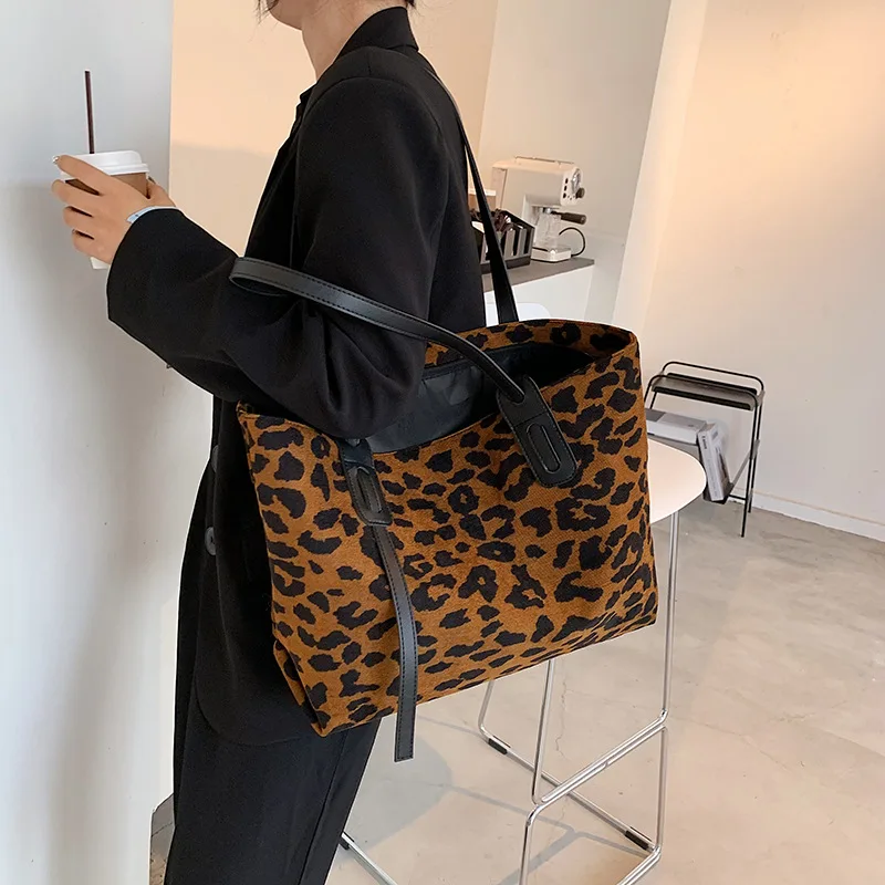 Fashion Designer Leopard Large Tote Shoulder Bags Women Luxury High Quality Hand Bag Ladies 2021 New Travel and Messenger Ladies
Fashion Designer Leopard Large Tote Shoulder Bags Women Luxury High Quality Hand Bag Ladies 2021 New Travel and Messenger Ladies
