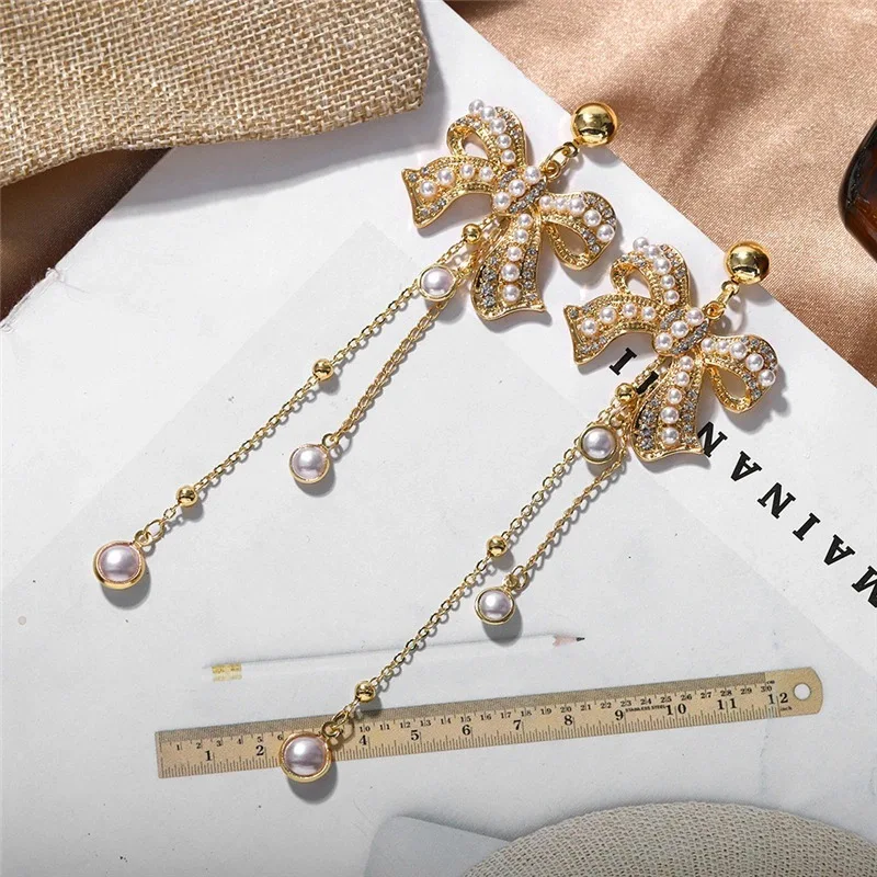 Fashion Pearl Tassel Earrings Silver Needle Net Celebrity High-end Elegant Thin Bow Earrings Ladies Fashion Earrings
Fashion Pearl Tassel Earrings Silver Needle Net Celebrity High-end Elegant Thin Bow Earrings Ladies Fashion Earrings
