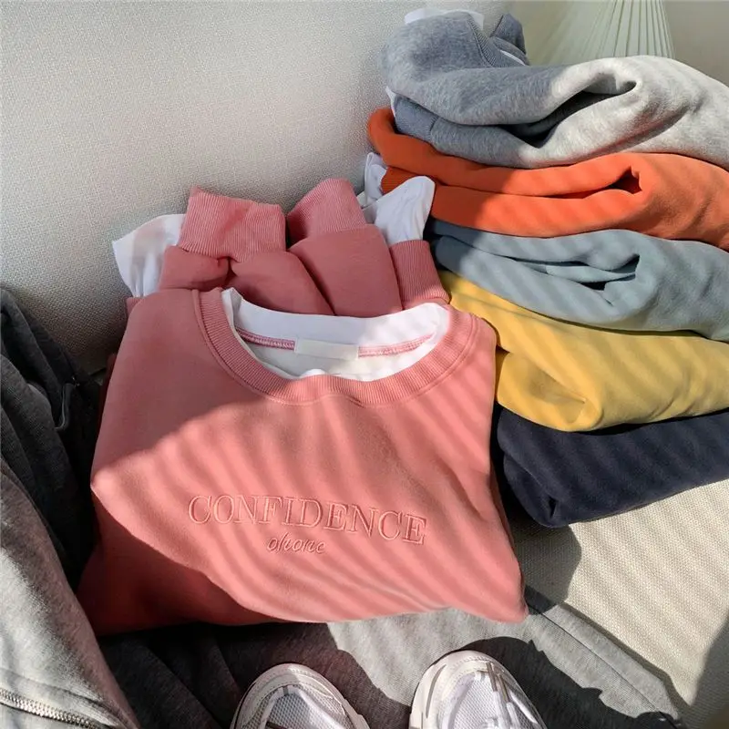 Capless sweatshirt Stitching white border fake two pieces plus velvet thick O-neck pullover women winter loose casual bottom top
Capless sweatshirt Stitching white border fake two pieces plus velvet thick O-neck pullover women winter loose casual bottom top