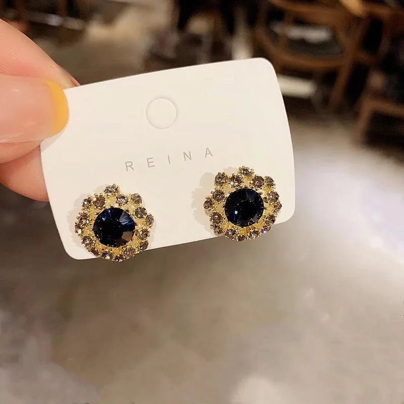 S925 silver needle Korean door small nail thread spider girl earrings French diamond earrings women
S925 silver needle Korean door small nail thread spider girl earrings French diamond earrings women