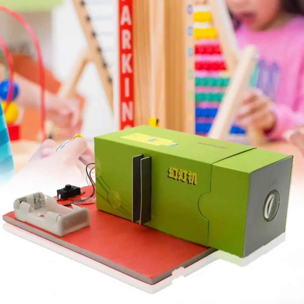 Self-made slide projector DIY technology hand invented materials science experiment students popular science equipment
Self-made slide projector DIY technology hand invented materials science experiment students popular science equipment