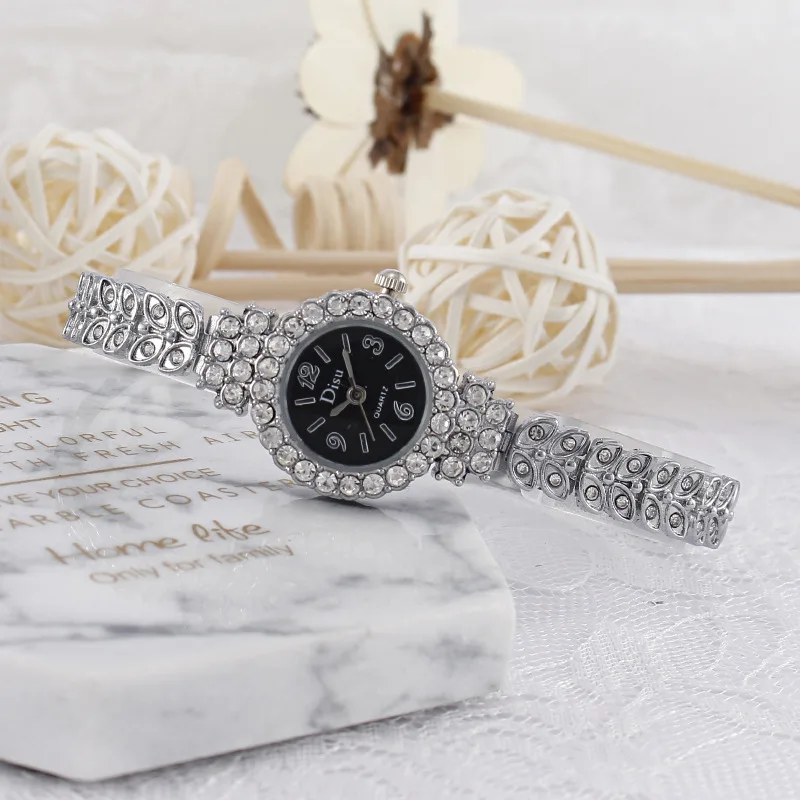 New Female Watch Diamond Leaf Bracelet Wrist Watch Luxury Golden Stainless Steel Diamond Digital Ladies Quartz Watch For Women
New Female Watch Diamond Leaf Bracelet Wrist Watch Luxury Golden Stainless Steel Diamond Digital Ladies Quartz Watch For Women