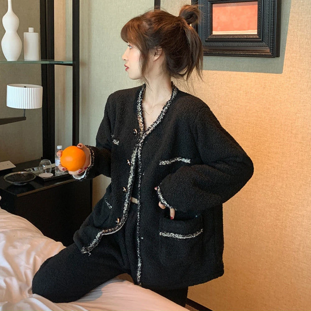 2021 Chic Velvet Pajama Woman Winter Elegant Pyjama Pour Femme Two Piece Set Home Clothes Peignoir Black White Trouser Suits
2021 Chic Velvet Pajama Woman Winter Elegant Pyjama Pour Femme Two Piece Set Home Clothes Peignoir Black White Trouser Suits