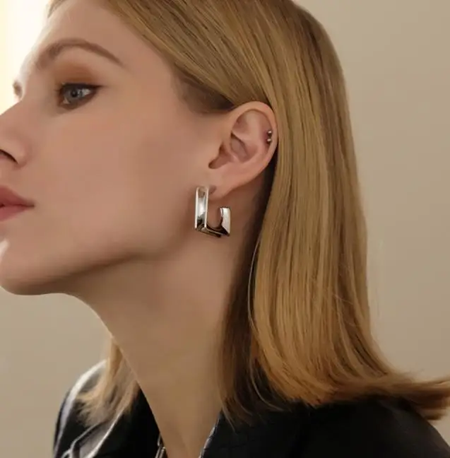 Timeless Wonder Glam Geo Hammered Square Hoop Earrings for Women Designer Jewelry Gothic Emo Top Quality Runway Rare Punk 1316
Timeless Wonder Glam Geo Hammered Square Hoop Earrings for Women Designer Jewelry Gothic Emo Top Quality Runway Rare Punk 1316