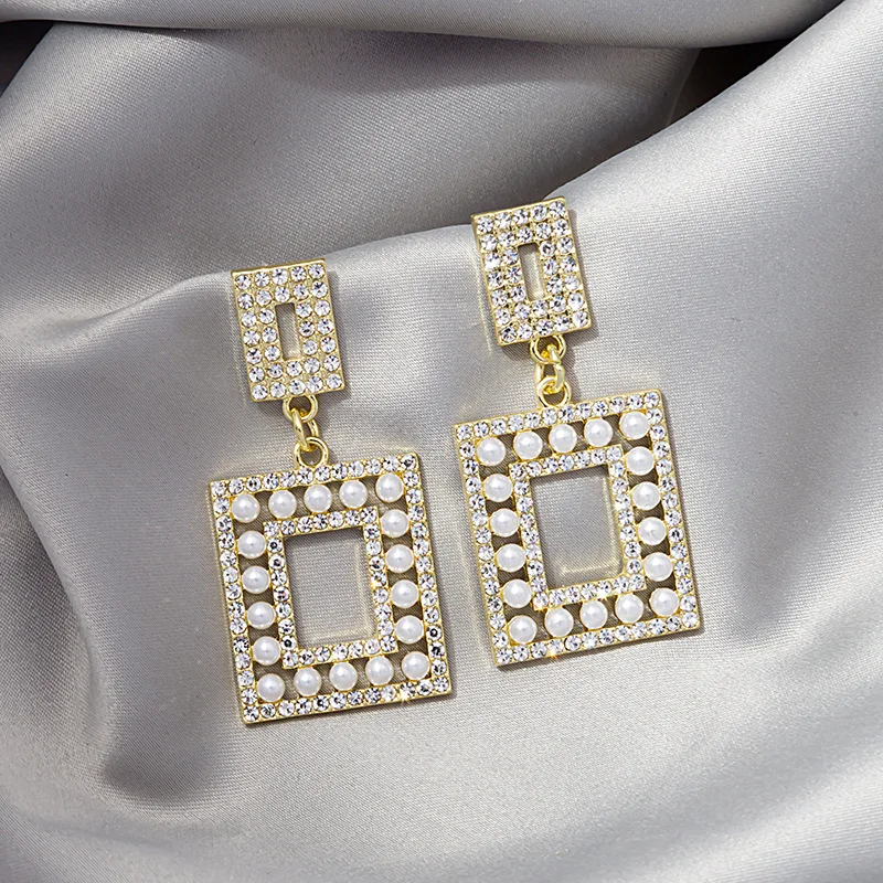 European and American exaggerated small fragrance wind square flashing pearl earrings net red geometric design retro earrings fo
European and American exaggerated small fragrance wind square flashing pearl earrings net red geometric design retro earrings fo