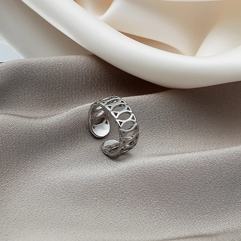 Simple weaving ring fashion personality trend old retro chain twist opening adjustable ring
Simple weaving ring fashion personality trend old retro chain twist opening adjustable ring