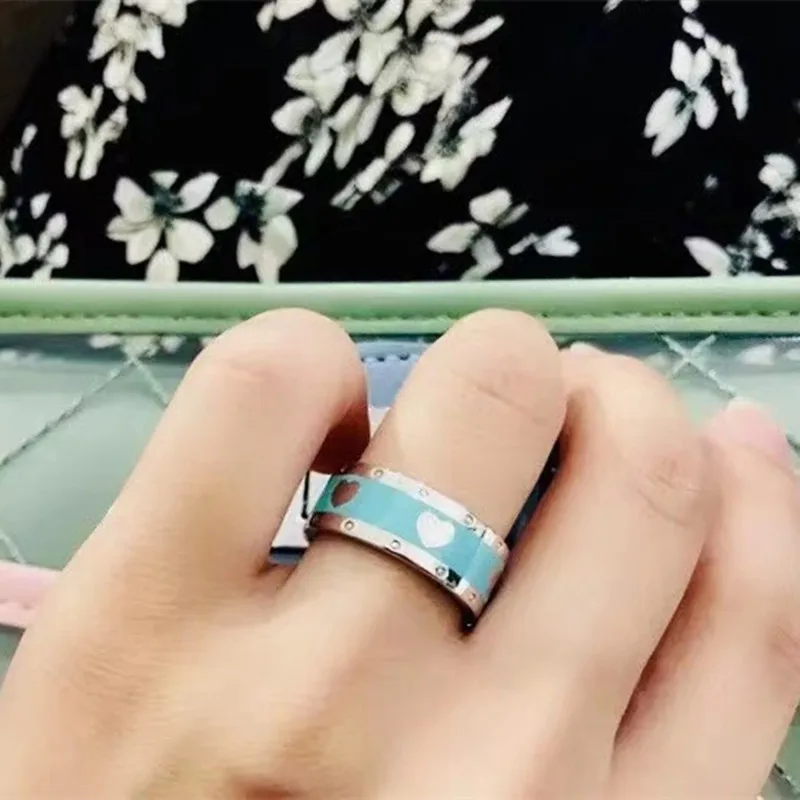 Luxury brand jewelry 1:1 men's and women's classic sterling silver ring heart-shaped green enamel delicate heart-shaped ring
Luxury brand jewelry 1:1 men's and women's classic sterling silver ring heart-shaped green enamel delicate heart-shaped ring
