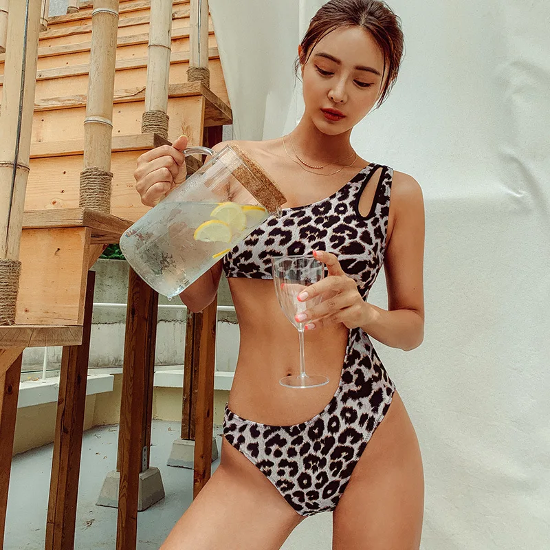 One-piece swimsuit feminine bikini ins wind hot spring retro cover belly was thin new European and American comfortable style
One-piece swimsuit feminine bikini ins wind hot spring retro cover belly was thin new European and American comfortable style