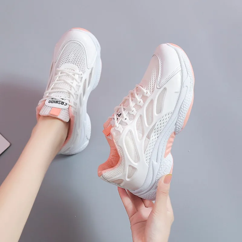 Женские кроссовки на танкетке, повседневные сетчатые дышащие кроссовки на танкетке, на шнуровке, белые, лето 2021
Женские кроссовки на танкетке, повседневные сетчатые дышащие кроссовки на танкетке, на шнуровке, белые, лето 2021