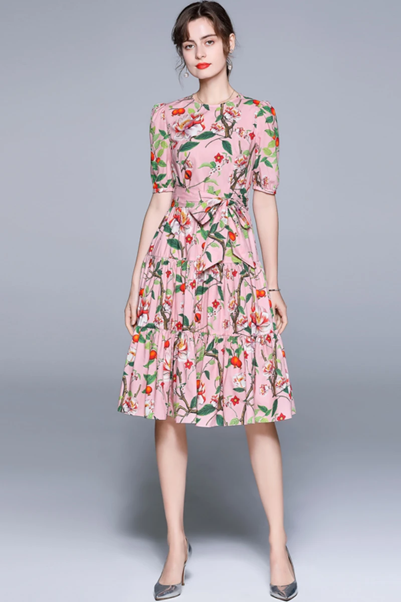 Pastoral style 2021 summer round neck short-sleeved lace-up waist retro pomegranate print French temperament ruffled skirt
Pastoral style 2021 summer round neck short-sleeved lace-up waist retro pomegranate print French temperament ruffled skirt