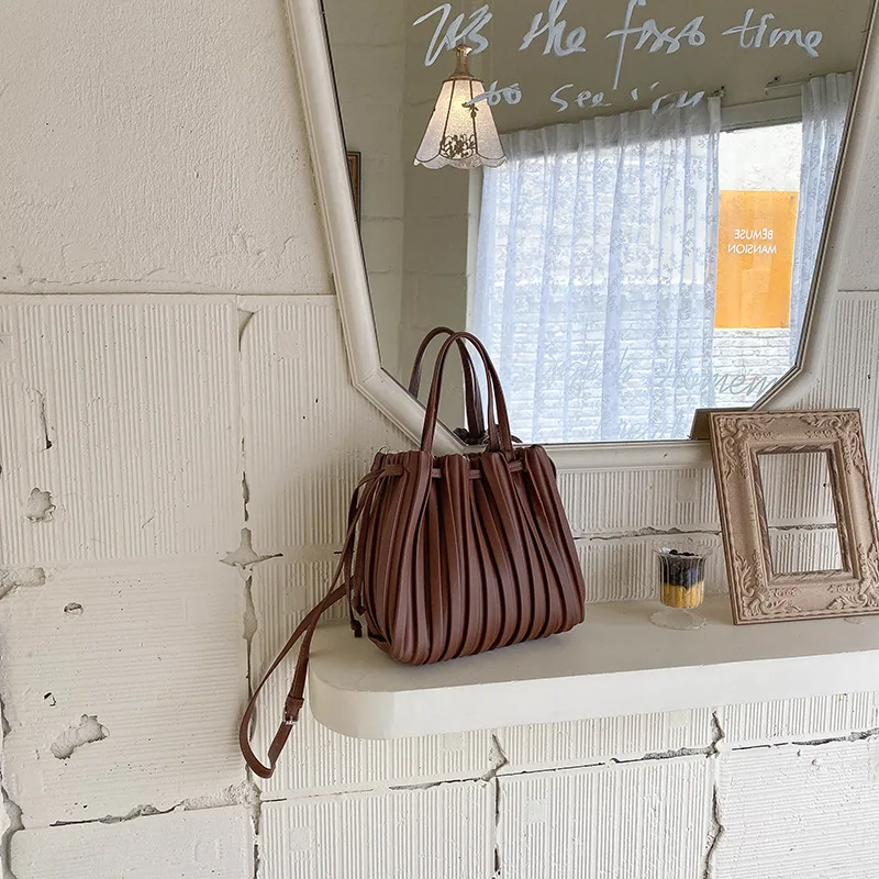 Korean style handbags women's bags new 2020 fall/winter trend fashion one-shoulder messenger bag PU fold ladies handbag trend
Korean style handbags women's bags new 2020 fall/winter trend fashion one-shoulder messenger bag PU fold ladies handbag trend