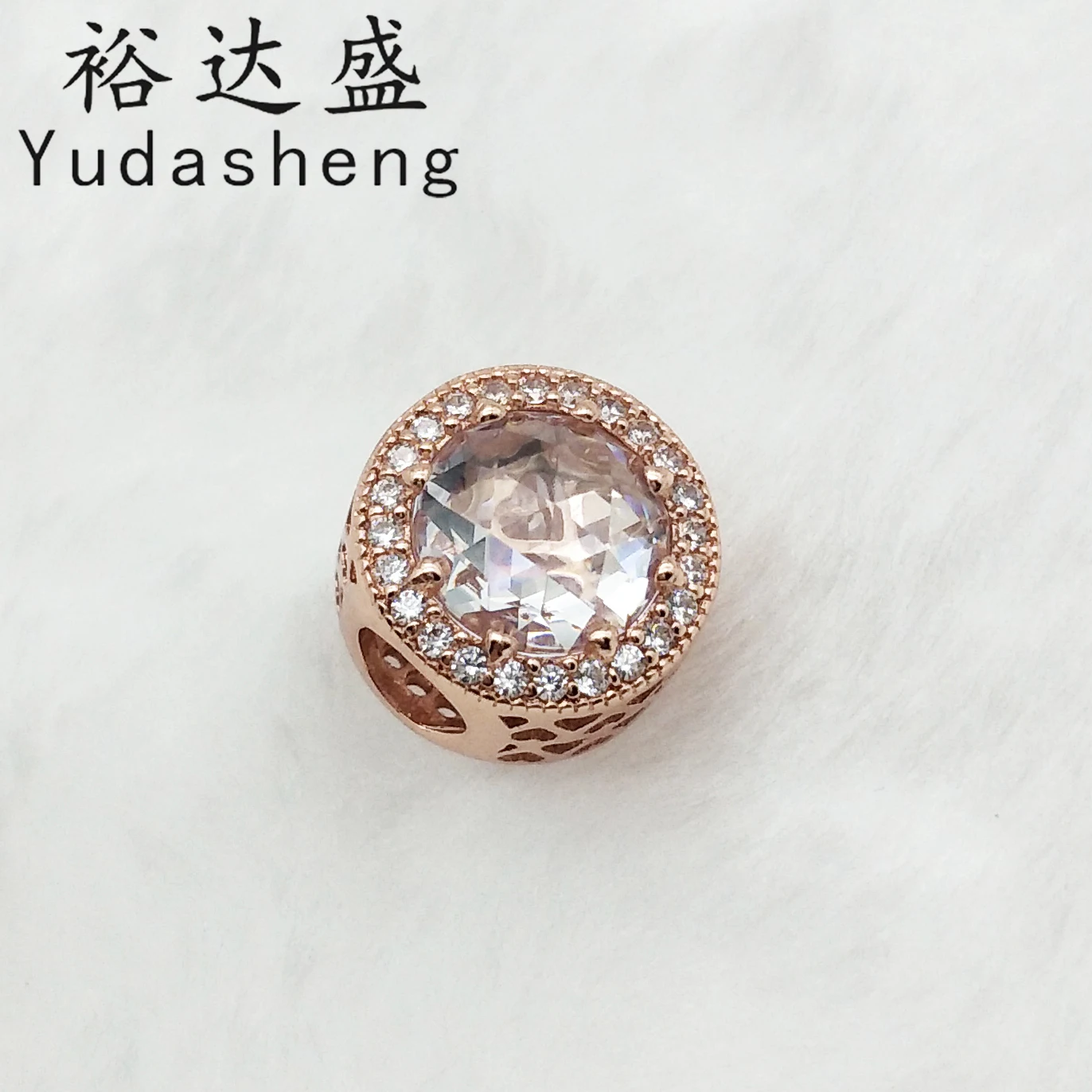 Прозрачный яркий шарм, инкрустированный розами фианит и боковое полое украшение в форме сердца
Прозрачный яркий шарм, инкрустированный розами фианит и боковое полое украшение в форме сердца